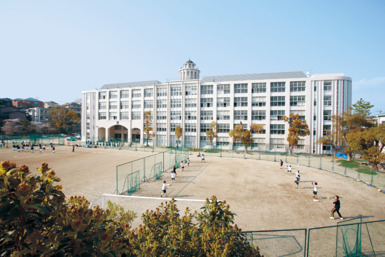 椙山女学園中学校の校舎外観とグラウンド