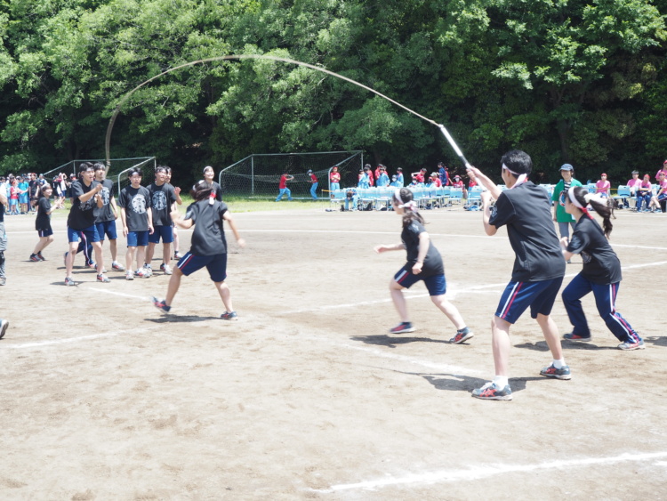 横浜翠陵中学・高等学校の体育祭で生徒が大縄跳びに挑戦するようす