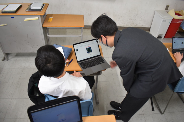横浜翠陵中学・高等学校の生徒がパソコンを使って授業を受けるようす