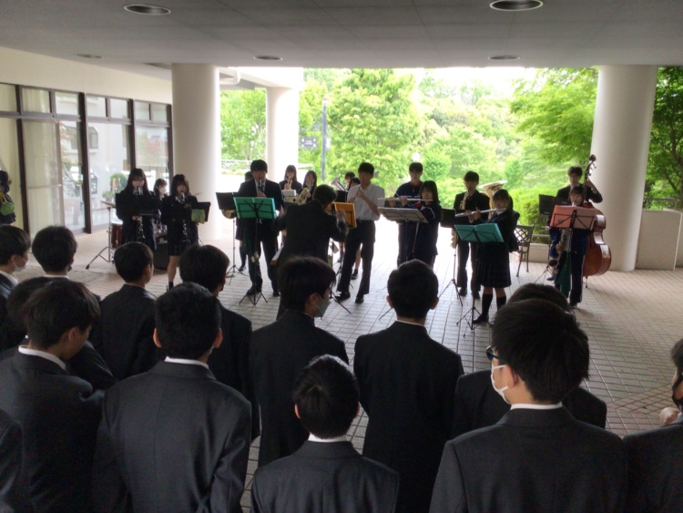 横浜翠陵中学・高等学校の吹奏楽部が演奏するようす
