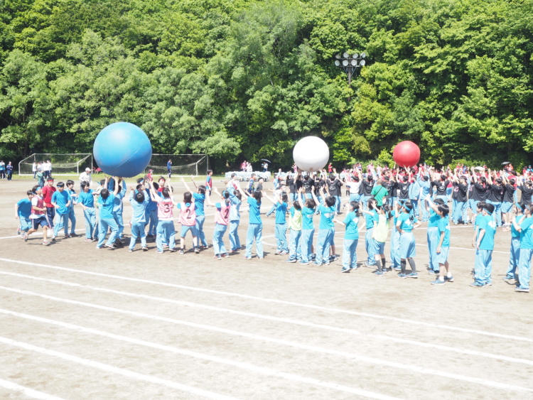 横浜翠陵中学・高等学校の体育祭で生徒が大玉転がしするようす