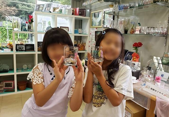 千葉県千葉市にある「ガラス工房 砂あそび」で体験している子ども