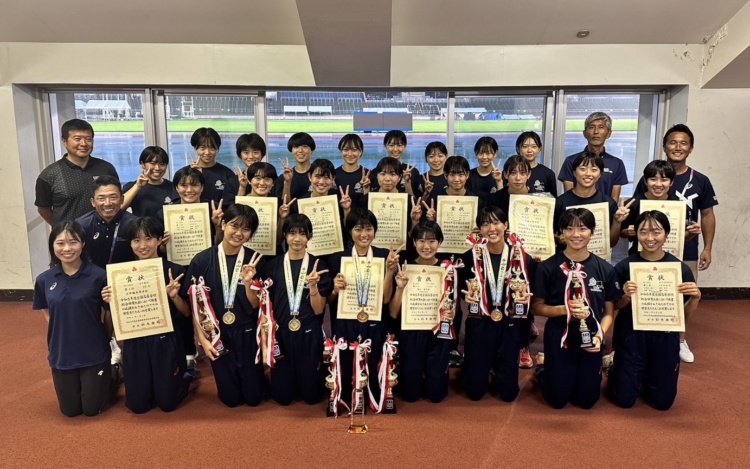 たくさんの実績を残す京都橘中学校・高等学校の陸上競技部の集合写真