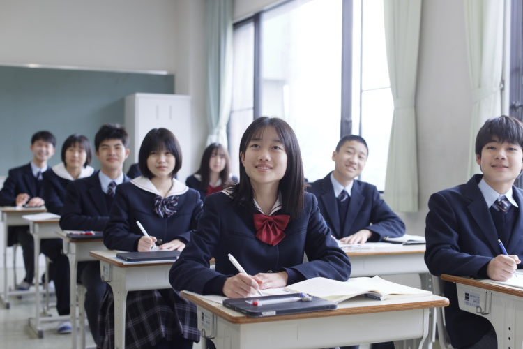 授業を受ける京都橘中学校・高等学校の生徒たち