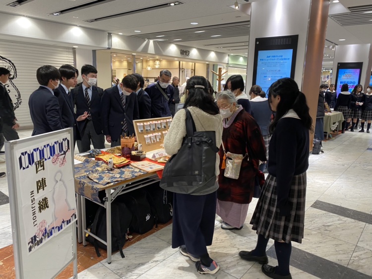 「探究」の授業の一環で伝統工芸の販売会を行う京都橘中学校・高等学校の生徒たち