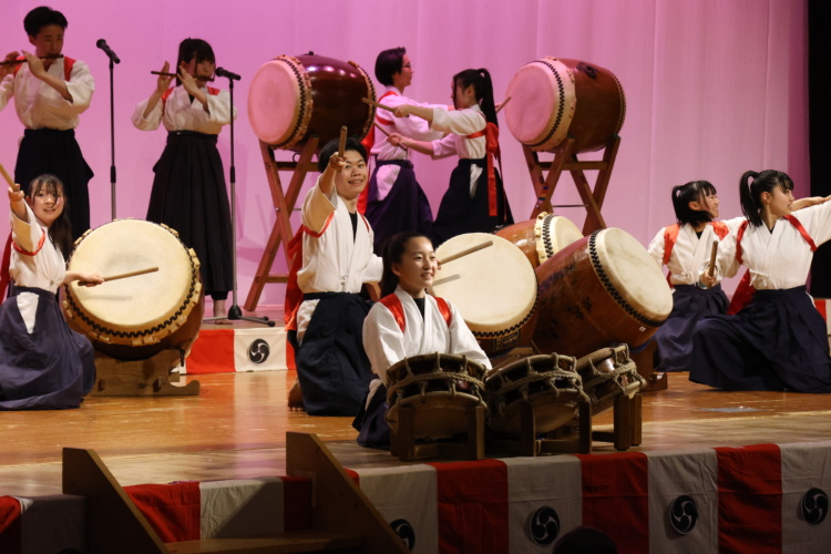 京都橘中学校・高等学校の太鼓部の部員たちが練習の成果を披露