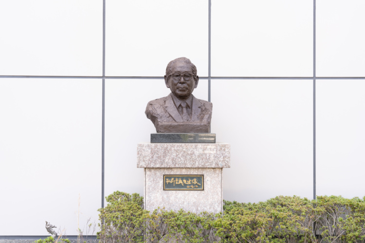 東海大学の創立者・松前重義氏の像