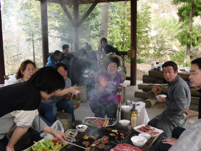 高取山ふれあい公園キャンプ場でバーベキューを楽しむ人々