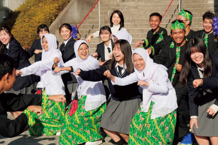 武田中学校 武田高等学校の生徒がインドネシアの留学生と踊るようす