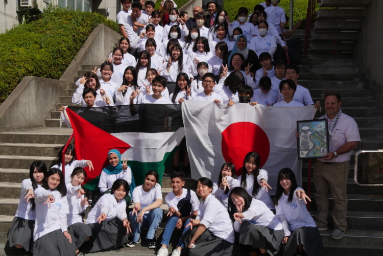 武田中学校・高等学校の生徒とガザ地区の学生が記念撮影するようす