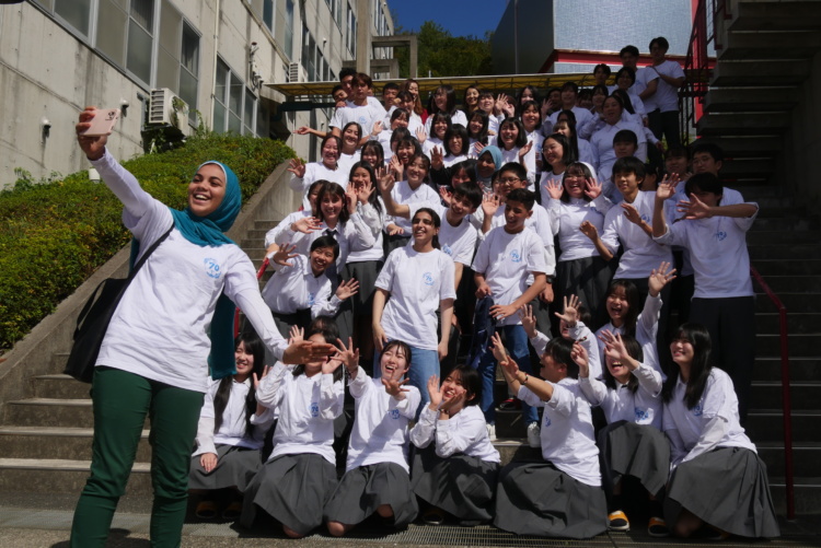 武田中学校・高等学校の生徒とガザ地区の学生が記念撮影するようす