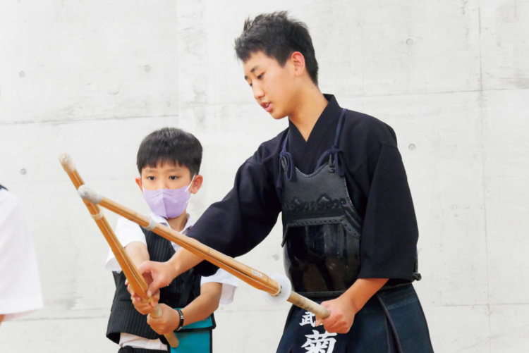武田中学校 武田高等学校の生徒が台湾の小学生に剣道を教えるようす