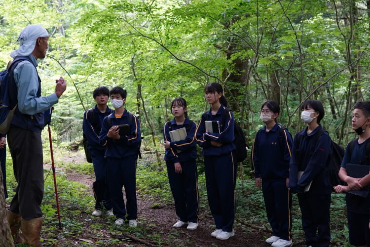 武田中学校 武田高等学校の生徒が自然の中でSDGs教育を受けるようす