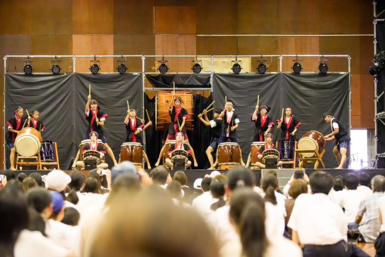 「滝中学・滝⾼等学校」の文化祭での和太鼓演奏