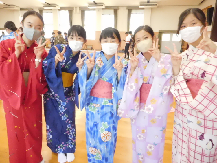 「香川大学教育学部附属高松中学校」の浴衣を着た生徒たち