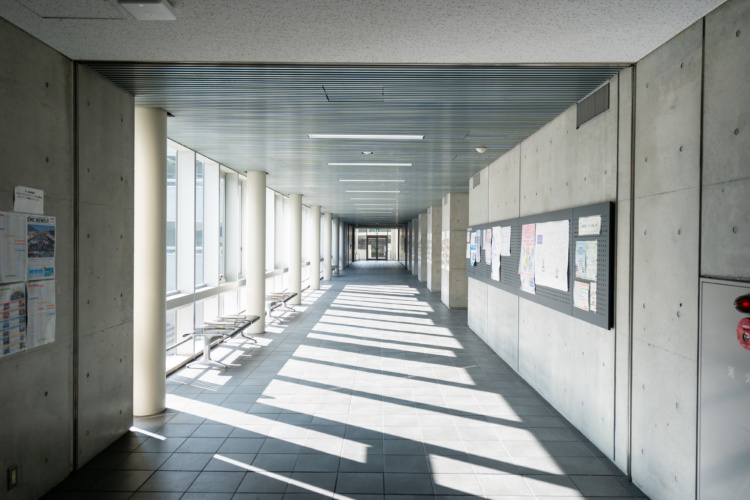 東京都市大学付属中学校・高等学校の廊下部分