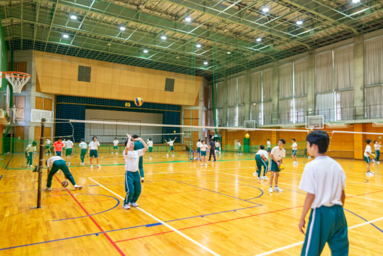 東大寺学園中・高等学校の生徒がバレーボールをしているようす
