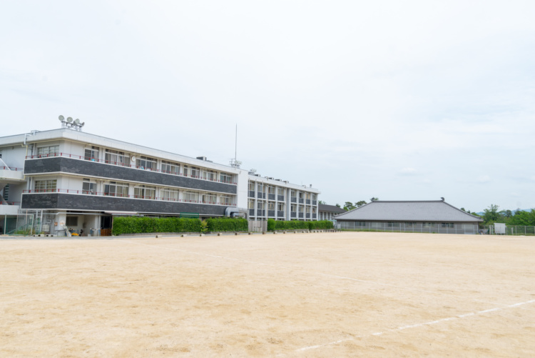 東大寺学園中・高等学校の校舎外観とグラウンド