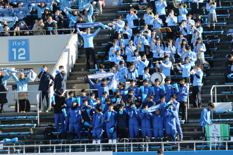 高校サッカー部、冬の選手権でサッカー部を応援する生徒たちの様子