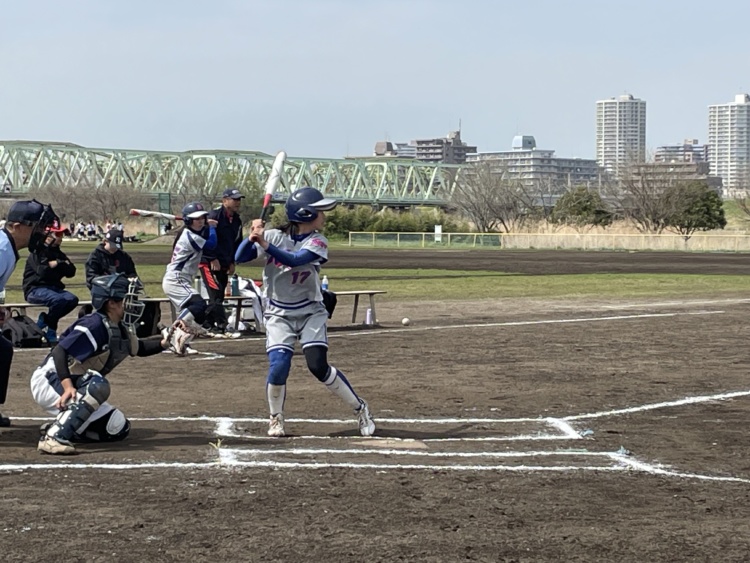 東京家政大学附属女子中学校・高等学校のソフトボール部の試合風景