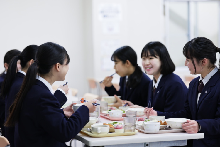 東京家政大学附属女子中学校・高等学校で実施されているスクールランチの様子