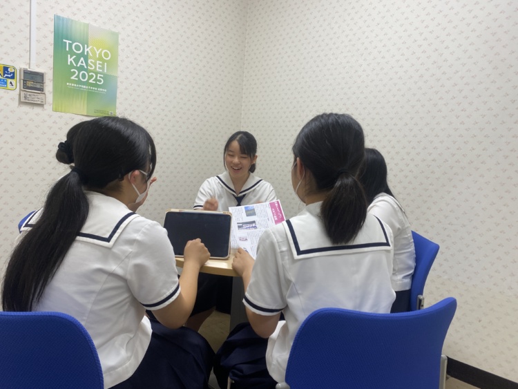 アドミッションスタッフを務める東京家政大学附属女子中学校・高等学校の生徒たちの活動風景