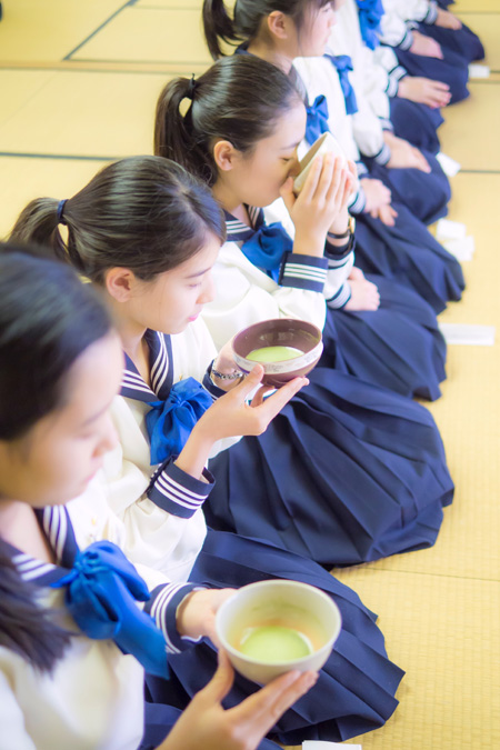 東京女学館中学校・高等学校で中学1年生が茶道体験している様子