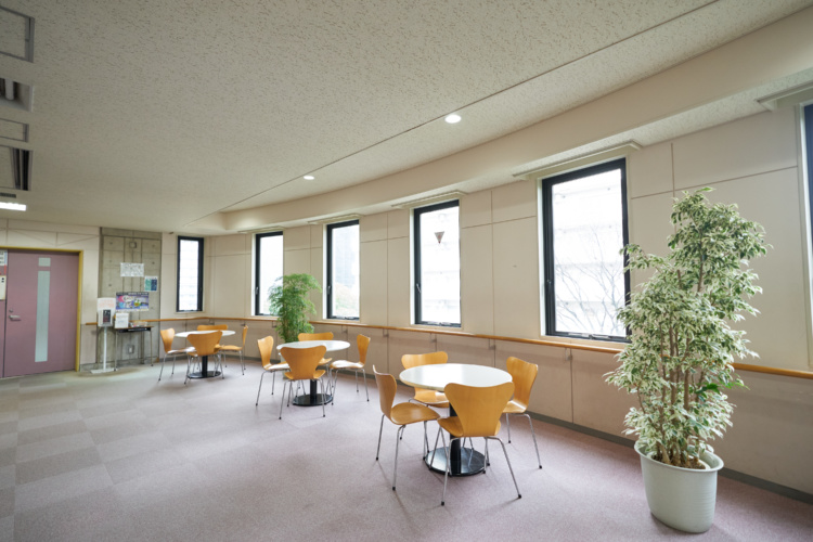 東京成徳大学中学・高等学校（中高一貫部）の各階に設置されたミーティングコーナー