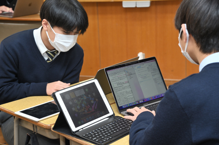 東京成徳大学中学・高等学校（中高一貫部）におけるiPadを使った授業の様子