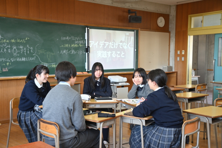 東京成徳大学中学・高等学校（中高一貫部）で生徒たちがゼミ活動を行っている様子
