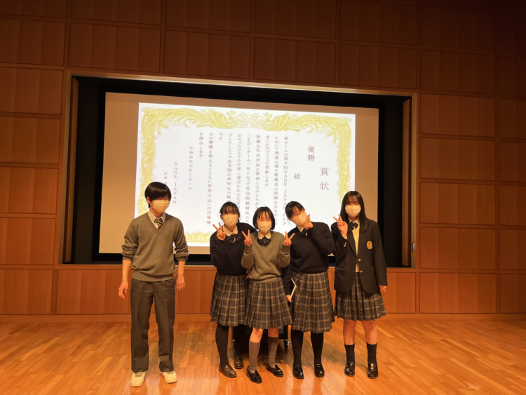 SAGE Japan Cupで受賞した東京成徳大学中学・高等学校（中高一貫部）の生徒たちの様子