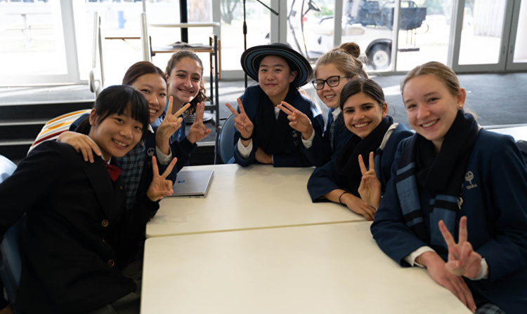 土佐塾中学・高等学校の生徒が、オーストラリアのタラ女子高校と交換留学をしたときのようす