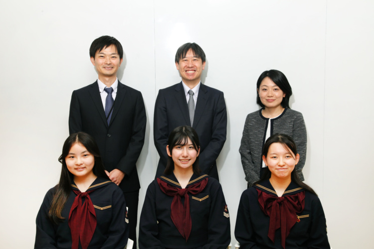 写真に収まる飯川先生、武井先生、ライ先生と生徒3名