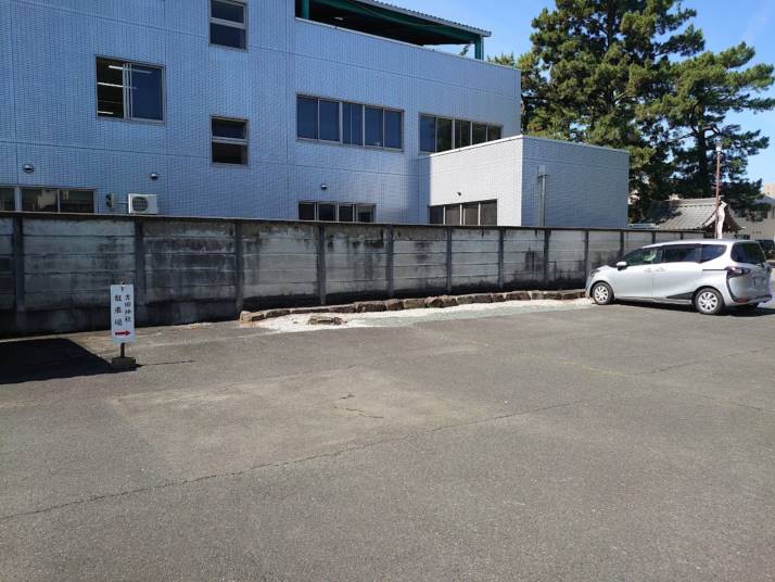 吉田神社の境内東側駐車場の風景