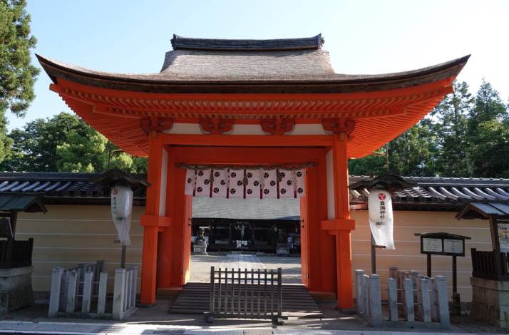 神社の正門は鮮やかな朱色が美しい国の重要指定文化財「豊満神社四脚門」