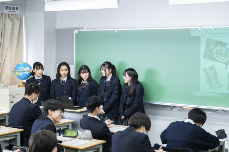 授業で発表をする鶴見大学附属中学校・高等学校の生徒
