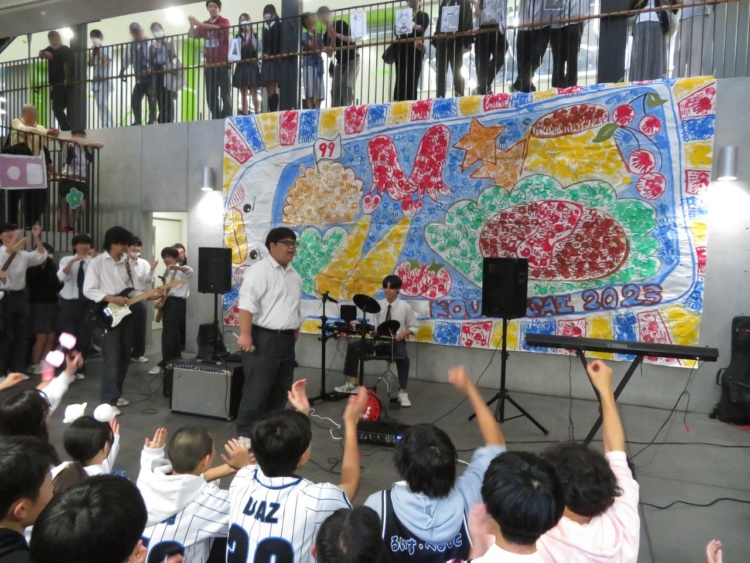 鶴見大学附属中学校・高等学校の文化祭でバンド演奏をする生徒