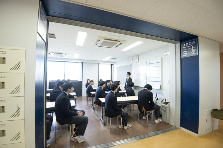 鶴見大学附属中学校・高等学校の教科エリア型の教室で行われているHRの様子