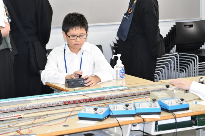 鶴見大学附属中学校・高等学校の鉄道研究部がジオラマを制作する様子