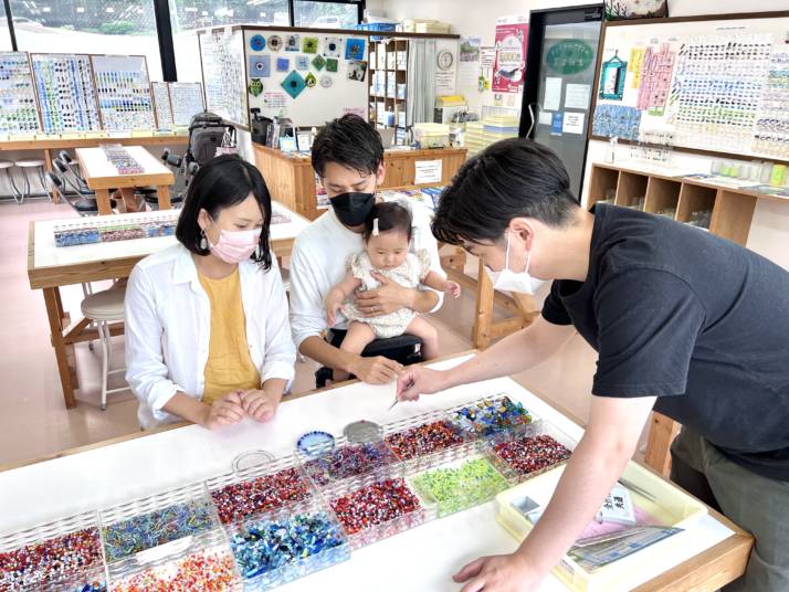 「上田工芸 箱根湯本駅前教室」で制作体験を行う家族