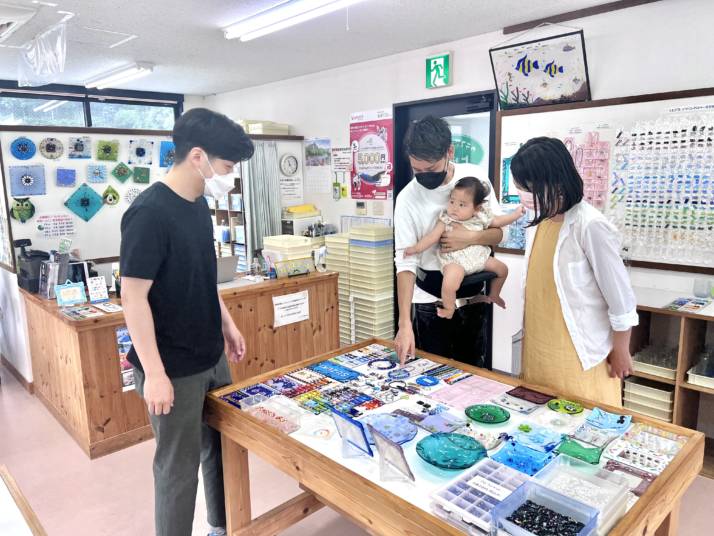 「上田工芸 箱根湯本駅前教室」で制作体験に参加している家族