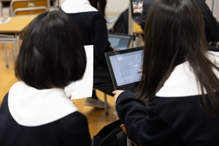 パソコンを使い学習する生徒