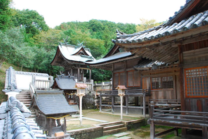 和氣神社の本殿と拝殿