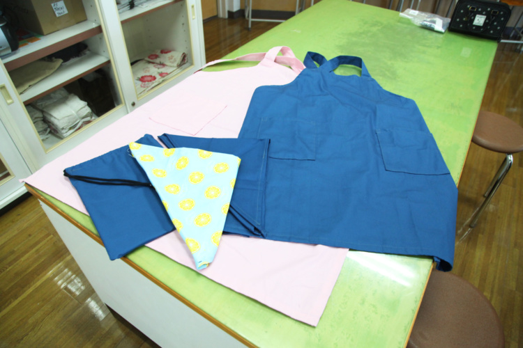 和洋九段女子中学校高等学校の被服の授業で製作したエプロン
