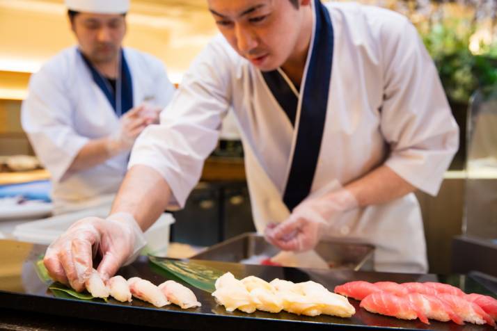 黒部・宇奈月温泉やまのはのオープンキッチンで寿司を提供する様子