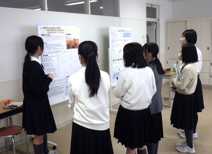 山脇学園中学校高等学校のYSEのポスター発表の様子
