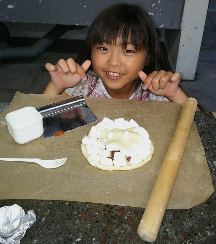 ちがさき柳島キャンプ場でピザを作った女の子