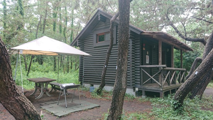 「ちがさき柳島キャンプ場」の宿泊棟外観