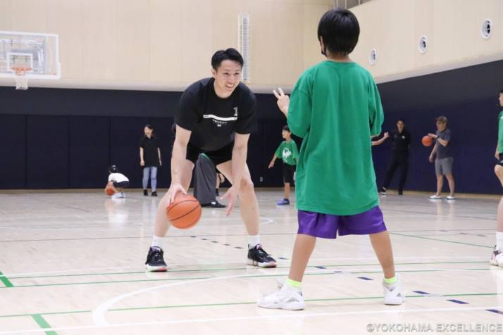 「横浜エクセレンス」が運営するお子さま向けスクールで指導する選手