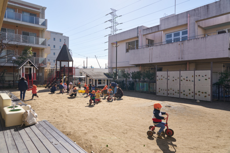「横浜りとるぱんぷきんず」の子どもたちの外遊び風景